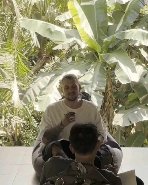 Dovydas Liaudanskas teaching a small group in an open-air room in Ubud, Bali
